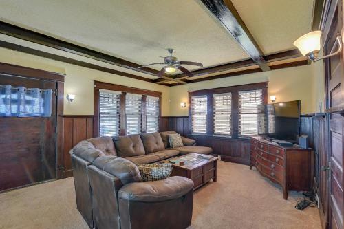 Central Galveston Home Less Than 1 Mi to Beach!