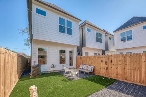 3BR Modern Boho Retreat Near Downtown- Enjoy Games, Books, Fast WiFi & King Bed! in Houston, USA
