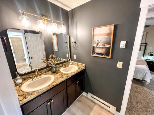 Remodeled Summit Condo at Snowshoe - Modern & Cozy thumb 3