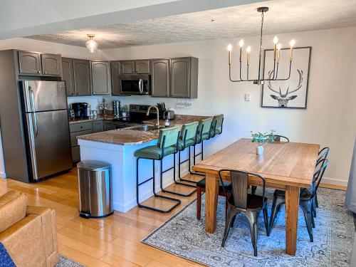 Remodeled Summit Condo at Snowshoe - Modern & Cozy in Snowshoe, USA
