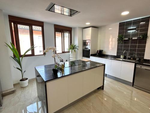 廚房, Casa con jacuzzi y piscina con vistas al castillo in 科爾貝拉