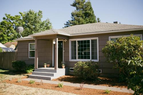 2BR Designer Home w/ fenced yard, 5 min to Eugene