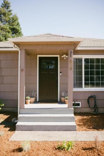 2BR Designer Home w/ fenced yard, 5 min to Eugene