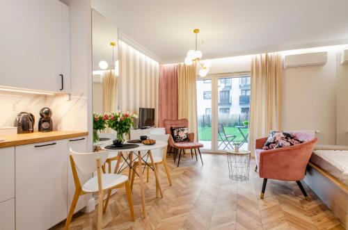 SKY Home- Rose Apartament -Manufaktura, Bezplatny Parking, Klima, Dostep na KOD - Lodz
