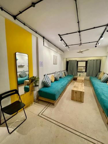 共用Lounge/電視區, Locomo Hostel Express (  Stay • Work • Eat ) in 卡爾