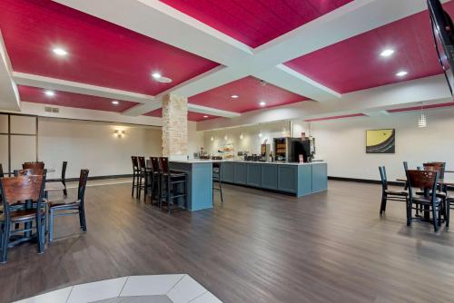 Food and beverages, Best Western Plus Arlington North Hotel & Suites in Grand Prairie