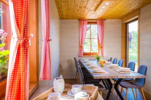 บริการและสิ่งอำนวยความสะดวก, Holiday Raj in มาลาตินี