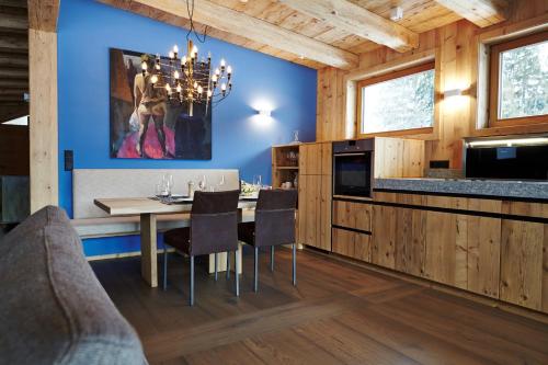 AlpenLuxus' GOLF SUITE in the SportLodge with natural pool, whirlpool & sauna