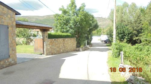 Casa de piedra y madera vistas a montañas y prados