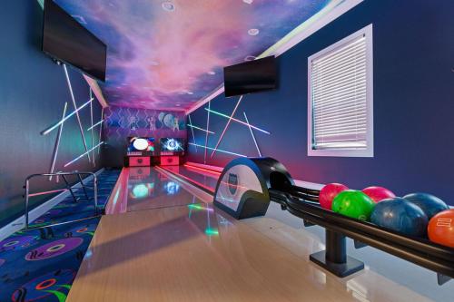 Immerse in Magic Castle-Cinema-Bowling-Games Room & Much More in Davenport, USA