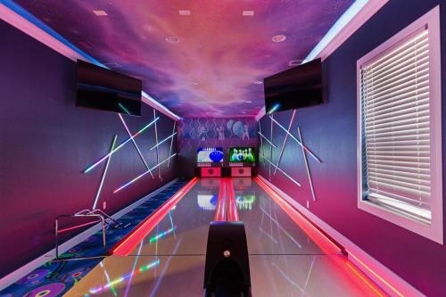 Immerse in Magic Castle-Cinema-Bowling-Games Room & Much More in Davenport, USA