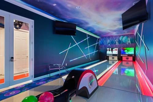 Immerse in Magic Castle-Cinema-Bowling-Games Room & Much More in Davenport, USA