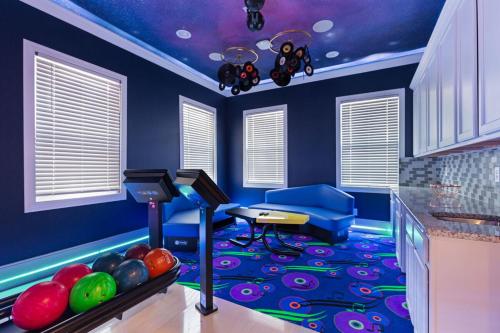 Immerse in Magic Castle-Cinema-Bowling-Games Room & Much More in Davenport, USA