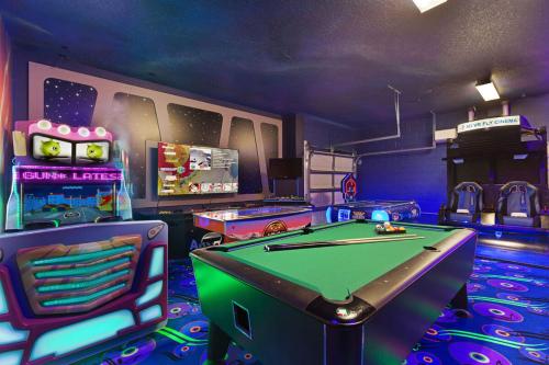 Immerse in Magic Castle-Cinema-Bowling-Games Room & Much More in Davenport, USA