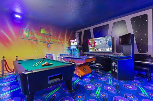 Immerse in Magic Castle-Cinema-Bowling-Games Room & Much More in Davenport, USA