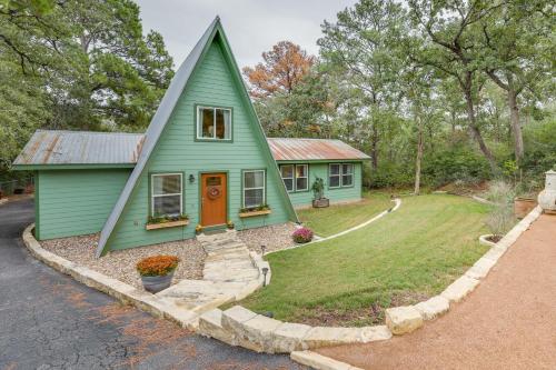 A-Frame Cottage with Deck about 5 Mi to Lake Bastrop! in Bastrop, USA