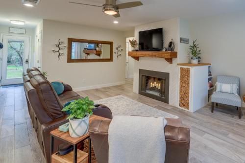 A-Frame Cottage with Deck about 5 Mi to Lake Bastrop! in Bastrop, USA