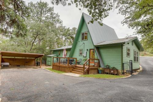 A-Frame Cottage with Deck about 5 Mi to Lake Bastrop! in Alum Creek