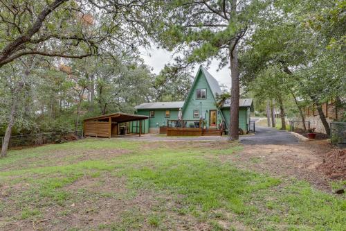 A-Frame Cottage with Deck about 5 Mi to Lake Bastrop! in Alum Creek