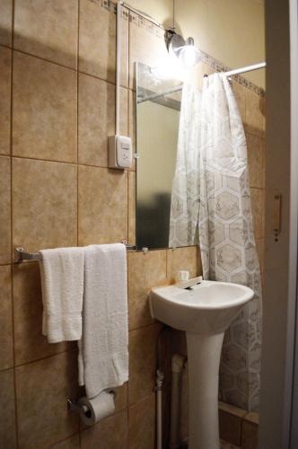 Twin Room image 4