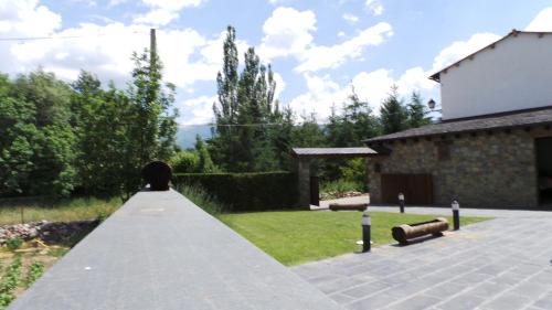 Casa de piedra y madera vistas a montañas y prados
