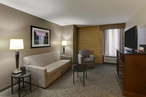 Queen Suite with Two Queen Beds and Sofa Bed - High Floor