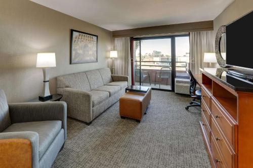 Queen Suite with Sofa Bed, Terrace - Hearing Accessible, Roll-in Shower