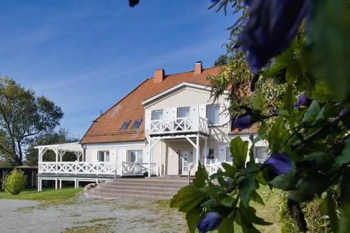 Gutshaus Silvitz Ferienwohnung Nr 01 mit Sauna- und Schwimmbadnutzung im AHOI Erlebnisbad Sellin in Bergen auf Rügen, Deutschland