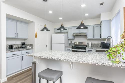 Kitchen, 3BR Cozy Home~ Stylish & New ~ UC Merced ~ en route Yosemite! in Pine