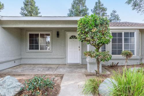 Exterior view, 3BR Cozy Home~ Stylish & New ~ UC Merced ~ en route Yosemite! in Pine