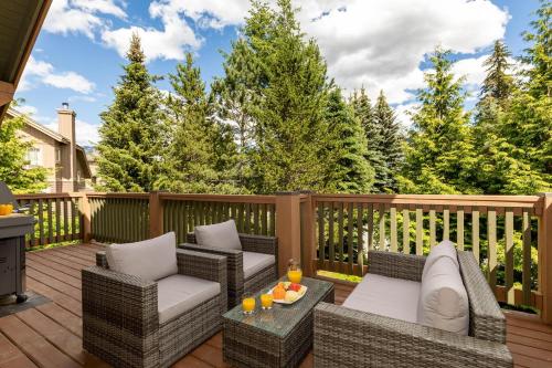 Meadow Green Chalet - Family Chalet, Golf Course, Hot Tub, BBQ, Garden - Whistler Platinum