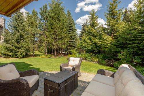 Meadow Green Chalet - Family Chalet, Golf Course, Hot Tub, BBQ, Garden - Whistler Platinum