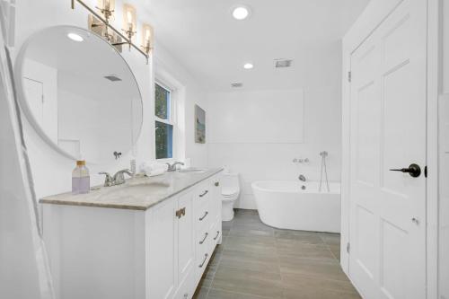 Bathroom, An Oasis 15 min from Uptown Manhattan NYC! in Englewood (NJ)