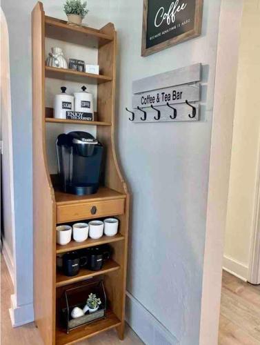 Cozy Neutral Farmhouse, Coffee provided, Relaxation optional in Muskegon, USA
