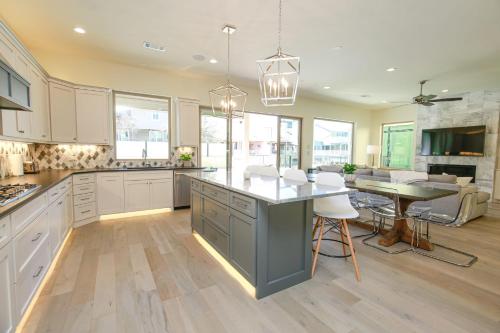 Contemporary, Luxury Retreat on Lake LBJ with Heated Pool in Horseshoe Bay (TX)