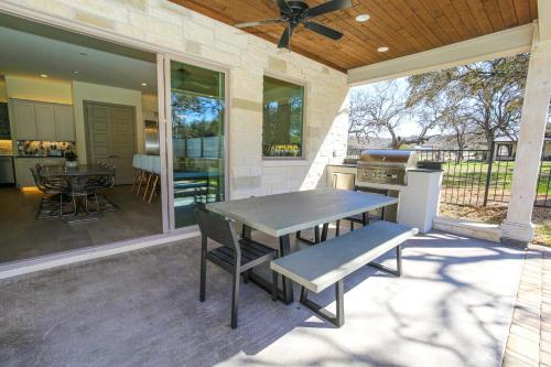 Contemporary, Luxury Retreat on Lake LBJ with Heated Pool in Horseshoe Bay (TX)