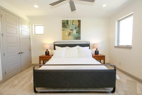 Contemporary, Luxury Retreat on Lake LBJ with Heated Pool in Horseshoe Bay (TX)