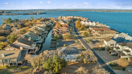 Contemporary, Luxury Retreat on Lake LBJ with Heated Pool in Horseshoe Bay (TX)