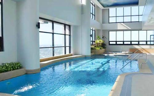 Posh Beds with City View and Pools near Cardinal Santos Medical Center