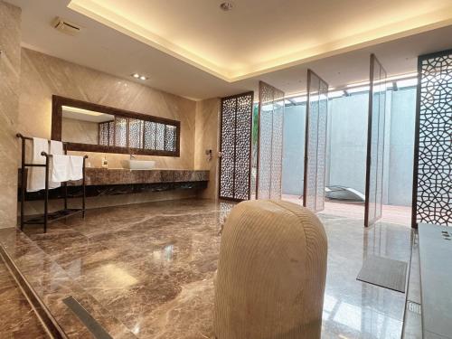 Bathroom, Orient Luxury Villa Motel in Huwei Township