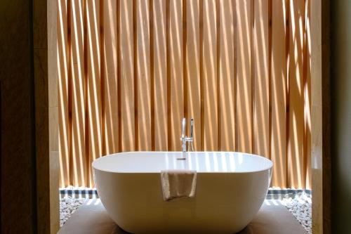 화장실, 마리안나 리조트 앤 컨벤션 툭툭 – 사모시르, 마클란 컬렉션 (Marianna Resort & Convention Tuktuk – Samosir, Marclan Collection) in 사모서