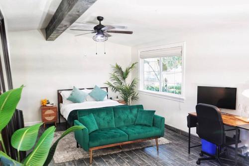 Casita Hosum: Modern WFH Garden Suite w/ Gazebo Outdoor Kitchen & BBQ