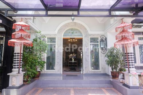 Entrance, Just 11 Boutique Syariah Mitra RedDoorz near UGM Yogyakarta in Ngaglik