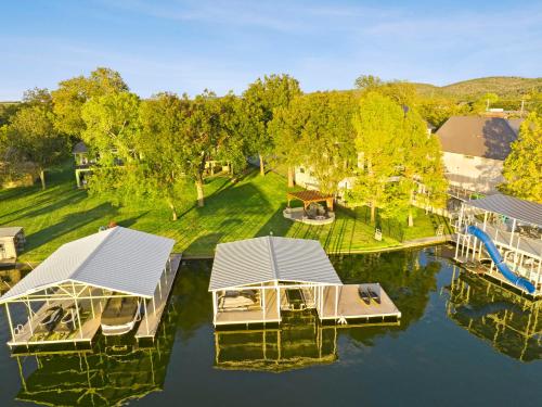 New Listing - Promo Price Waterfront Huge Yard in คิงส์แลนด์ (TX)