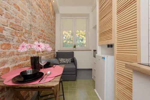 Budget-Friendly Studio Metro Wilanowska Warsaw Mokotów by Noclegi Renters, Warsaw