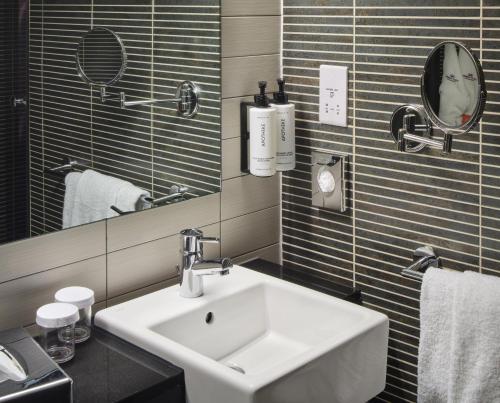 Premium King Room - Club Lounge Access image 8