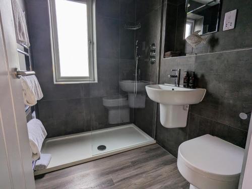Deluxe Double Room with Side Sea View image 3