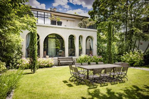Bagatelle Gardenhouse, Budapest