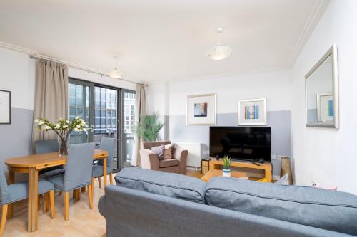 Cosy Flat right opp tube station, Londýn