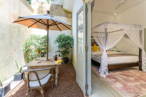 Double Room with Patio image 5